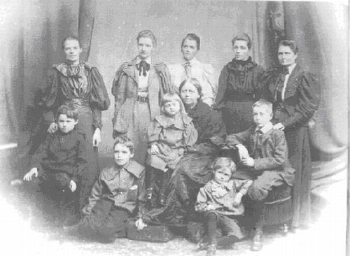 Alicia con sus hermanas, su madre y varios descendientes: de derecha a izquierda, de arriba a abajo: M. Taylor, E.L. Voynich, A. Boole Stott, L.E. Boole, M.E. Hinton, J. Taylor, M. Stott, M. Everest Boole, G. Hinton, G.I. Taylor, L. Stott.