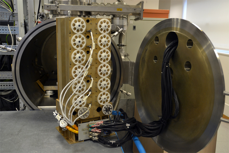 Modelo de vacío de TriboLAB usado en las pruebas de laboratorio, cableado con la cámara de vacío (detrás), idéntico al enviado a la ISS. Foto: ©Izaskun Lekuona 