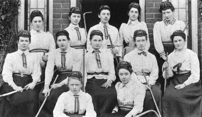 Equipo de hockey del Newnham College (1991). Philippa está sentada en primera fila, a la derecha.