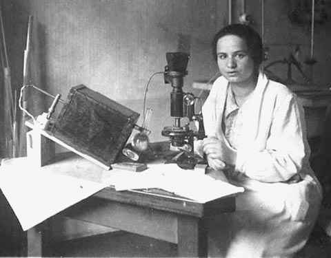 Marietta Blau en el Instituto del Radio de Viena (aproximadamente 1925).