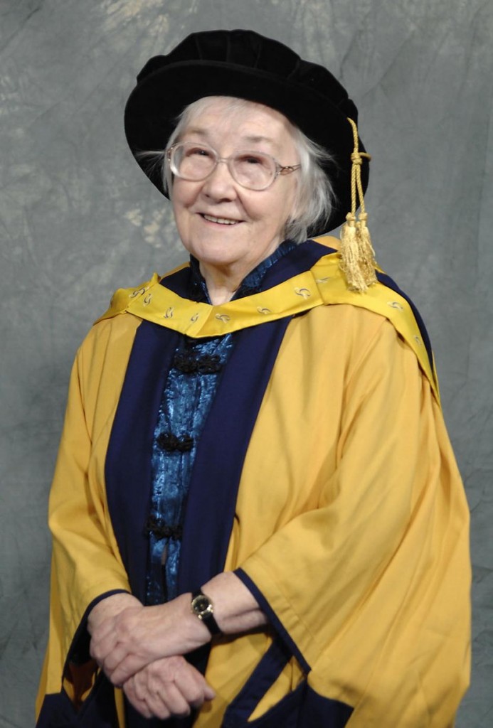 Elaine Morgan recibió un doctorado honorario por la Universidad de Glamoran, 2006