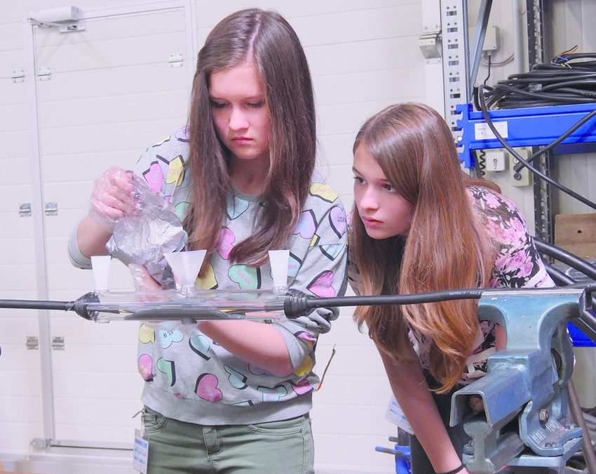 Dos adolescentes conducen un experimento en el laboratorio de Química de la compañía Cellpack Electrical Products, en Waden-Wurtemberg, Alemania