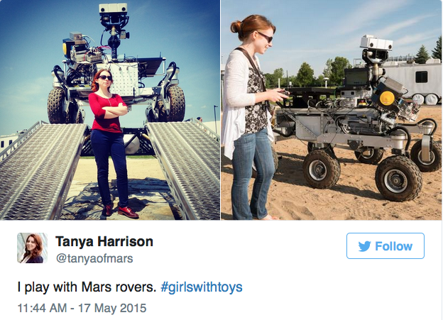 La astrónoma Tanya Harrison “jugando” con un prototipo del robot espacial Mars Rover.