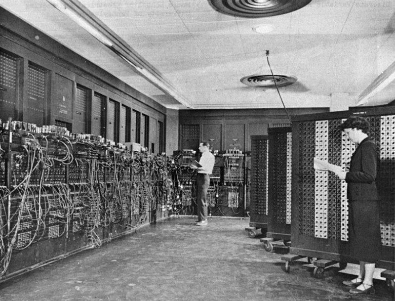 Betty Snyder Holberton a la derecha programando la máquina ENIAC (entre 1940-1950)
