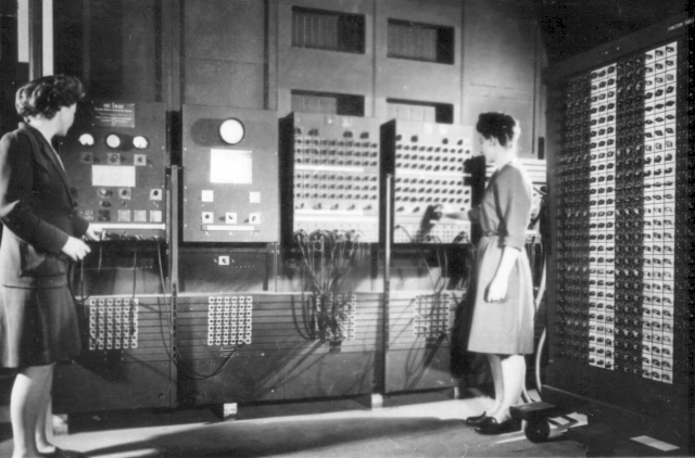 Betty Jean Jennings (izquierda) y Frances Bilas Spence (derecha) trabajando en la máquina ENIAC.