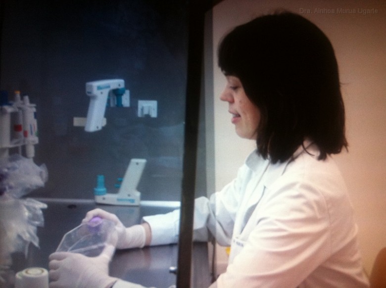 Ainhoa Murua trabajando en el laboratorio.