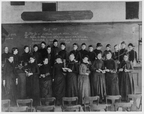 Ellen Richards, primera por la izquierda, con sus alumnas. MIT, 1888.