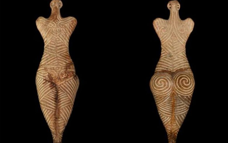 Figura femenina de arcilla (4050-3900 a.c) en forma de la madre diosa. una figurita femenina de arcilla (4050-3900 a.c) en forma de la madre dios, y decorada con diseños geométricos, simboliza la fertilidad y expresa una relación estrecha con la tierra. 