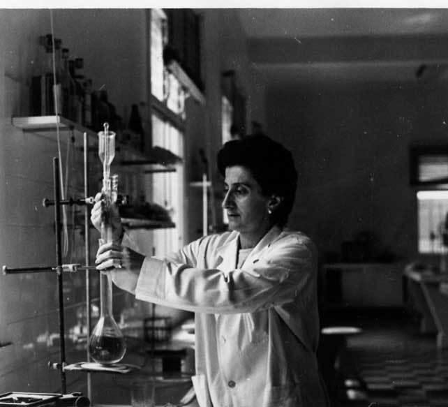 María Elisa Álvarez Obaya, en el Laboratorio de Inspección Farmacéutica de Las Palmas (mediados años 1960).