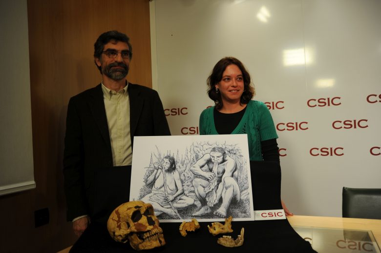 Los investigadores muestran una ilustración de los neandertales. Foto CSIC.