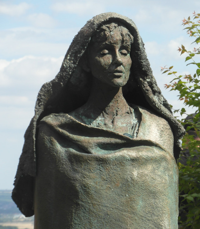 Escultura de Hildegarda de Bingen de Karlheinz Oswald.