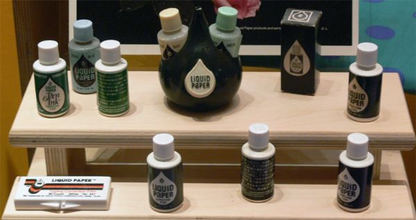 Colección de botellas Liquid Paper en el Museo de las Mujeres (Dallas).