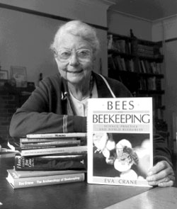 Eva Crane, de la física nuclear a la apicultura
