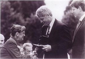 Salome Gluecksohn Waelsch recibiendo la National Medal of Science (1993) del Presidente Clinton