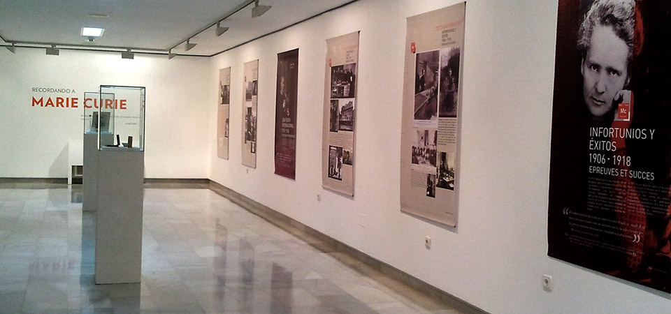 Recordando a Marie Curie en la sala de exposiciones del archivo municipal, Málaga, noviembre 2012