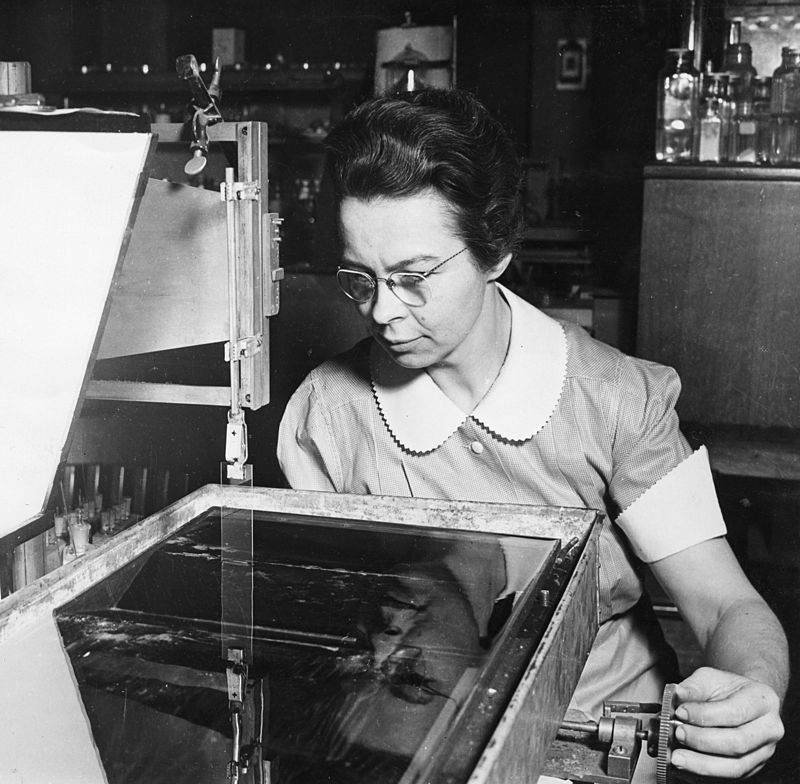 800px-Katharine_Burr_Blodgett_(1898-1979),_demonstrating_equipment_in_lab