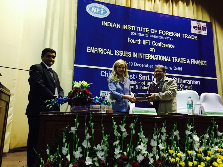 Graciela Chichilnisky recibiendo un premio del Instituto indio del Comercio exterior durante la IV conferencia IIFT por su discurso inaugural titulado “Avoiding Extinction”.