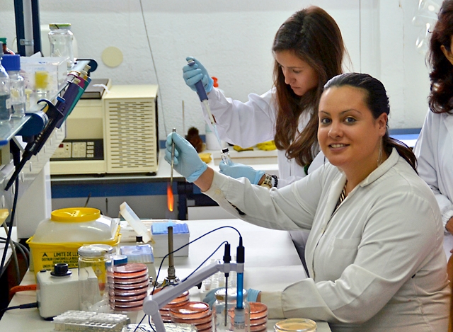 Alumnas de la Universidad del País Vasco trabajando en el laboratorio.