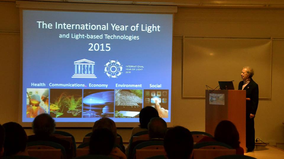 Yzuel explica los diferentes campos en los que se aplican las tecnologías basadas en la luz. FOTO: © Izaskun Lekuona.