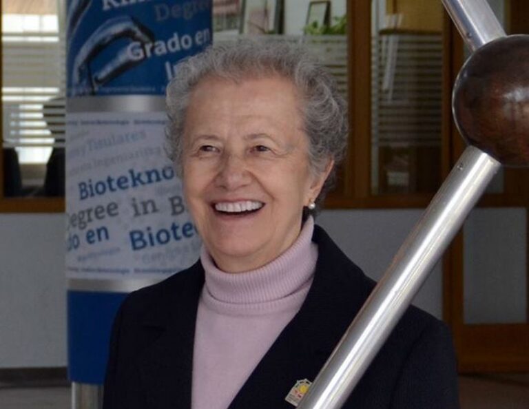 María Josefa Yzuel: “La arrogancia de algunos científicos no facilita la  comunicación de la ciencia”