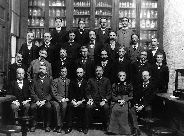 Claustro del departamentto de química. MIT, curso 1899-1900.