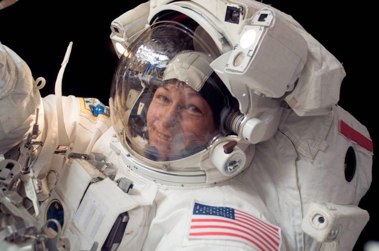 En esta imagen tomada el 30 de enero de 2008, durante la Expedición 16 a la ISS, puede verse a la comandante Peggy Whitson durante su participación en uno de los paseos espaciales. Durante la caminata espacial, que duro 7 horas y diez minutos, Whitson y el astronauta Daniel Tani, ingeniero de vuelo, sustituyeron un motor en la base de uno de los paneles solares de la estación. Foto: NASA