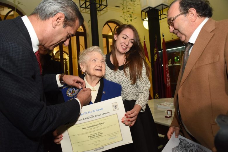 Fernanda Pozo, y su nieta Fernanda Tirado, recibiendo el título que la acredita como Licenciada en Química, 75 años después de haber iniciado los estudios. Foto: OMEGA/UMU.