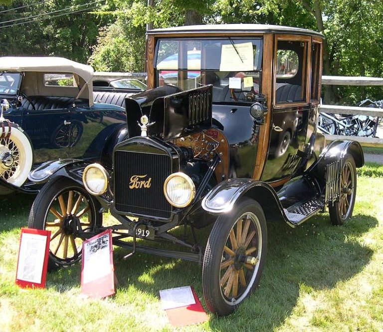 800px-1919_Ford_Model_T_Highboy_Coupe