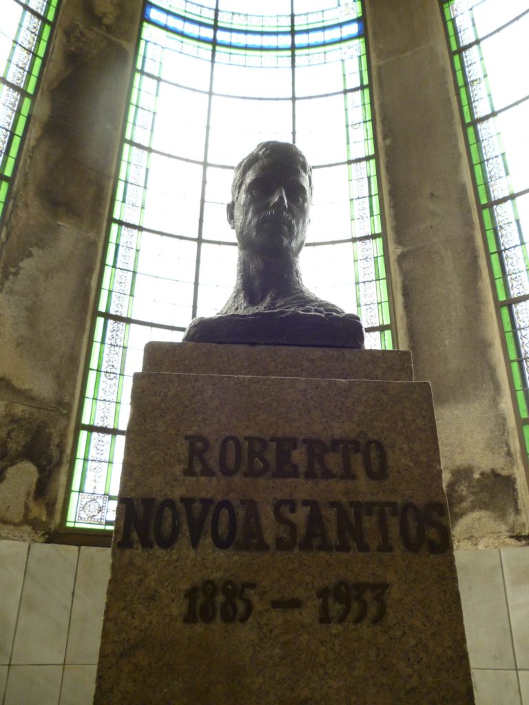Busto de Nóvoa en la Facultad Medicina de la Universidad Santiago de Compostela, obra de Francisco Asorey, 1961