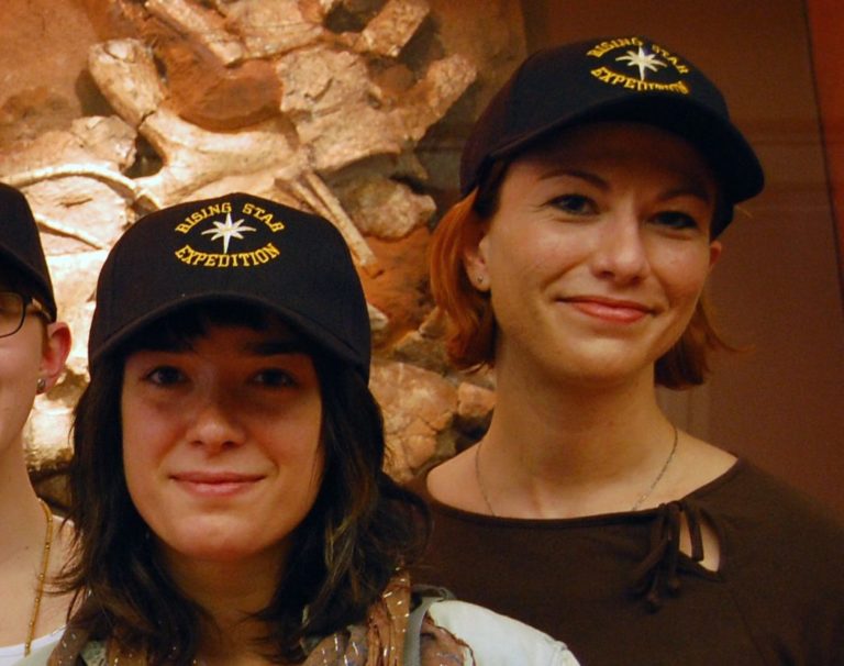 Dos expertas en evolución humana, Lindsay Eaves y Alia Gurtov, coprotagonistas en la arriesgada expedición de Rising Star