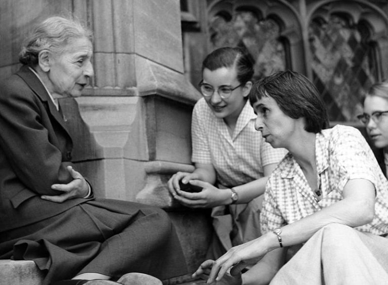 Chemist_Lise_Meitner_with_students