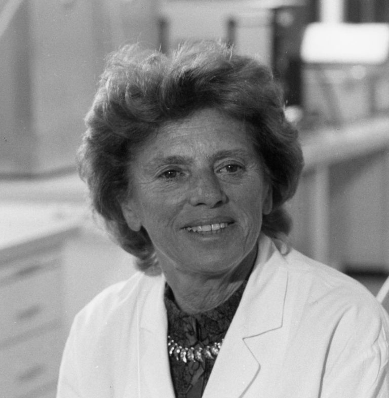 Agnes Ullmann, microbióloga