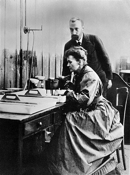 Pierre_and_Marie_Curie_at_work_in_laboratory_Wellcome_L0001761