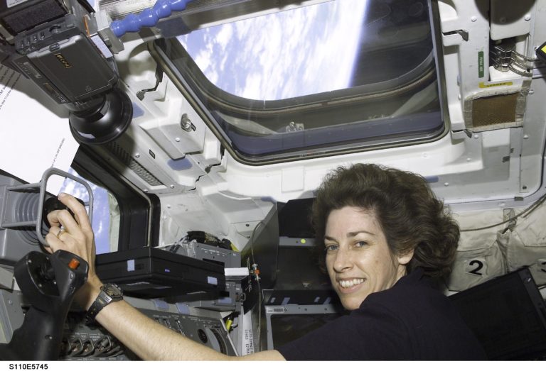 Ellen Ochoa, la astronauta que musicalizó el infinito y diversificó la NASA desde la óptica del beneficio aeroespacial (II)