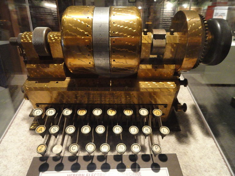 800px-Hebern_Electric_Code_Machine,_c._1918,_a_single_rotor_machine_made_by_Edward_H._Hebern_-_National_Cryptologic_Museum_-_DSC07686