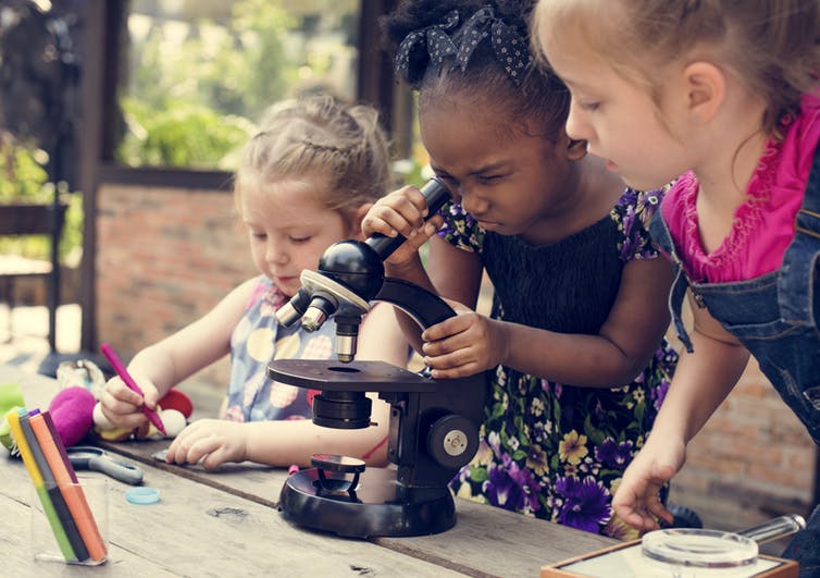 Cómo alentar a las niñas a estudiar carreras científicas y matemáticas: 7 estrategias