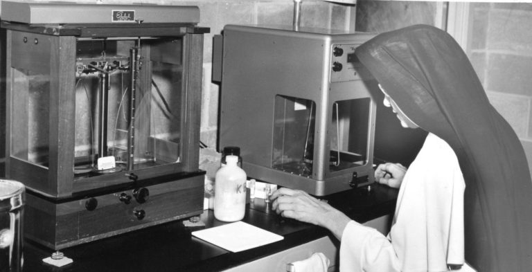 Miriam Michael Stimson (1913-2002), la monja que rockeó la ciencia, descubrió a Dios en un laboratorio y exorcizó el bloqueo del ADN