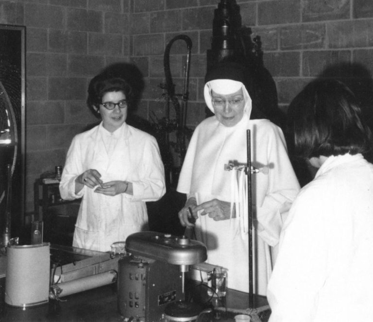 Miriam Michael Stimson (1913-2002), la monja que rockeó la ciencia, descubrió a Dios en un laboratorio y exorcizó el bloqueo del ADN