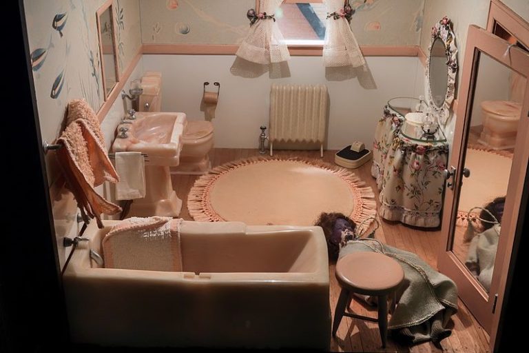 Nutshell_Studies_of_Unexplained_Death,_Pink_Bathroom_diorama