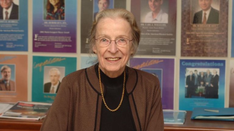 Katharine Blodgett Gebbie, la astrofísica que cambió el laboratorio por los despachos para hacer brillar a sus científicos