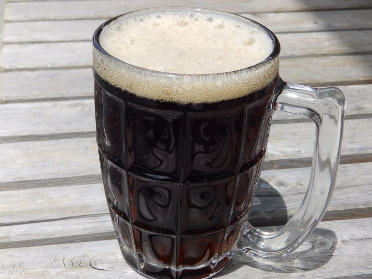 Root_beer_in_glass_mug