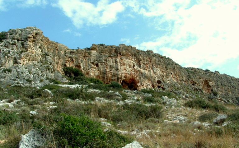 Misliya_cave_in_Megadim_Cliff,_Mount_Carmel