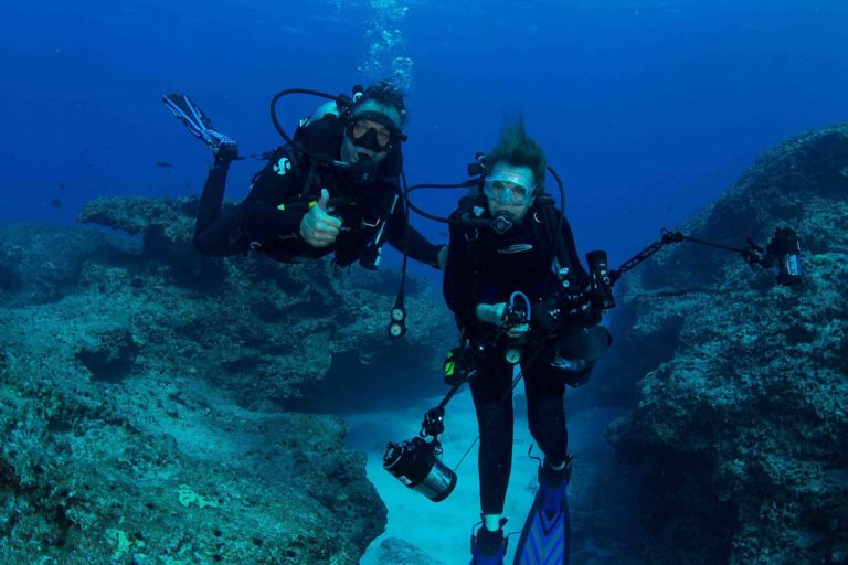Wyland_and_Sylvia_Earle_scuba_dive_Midway_Atoll