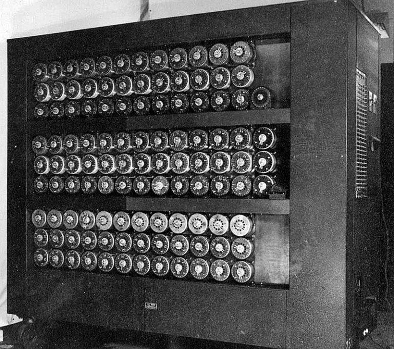 800px-Wartime_picture_of_a_Bletchley_Park_Bombe