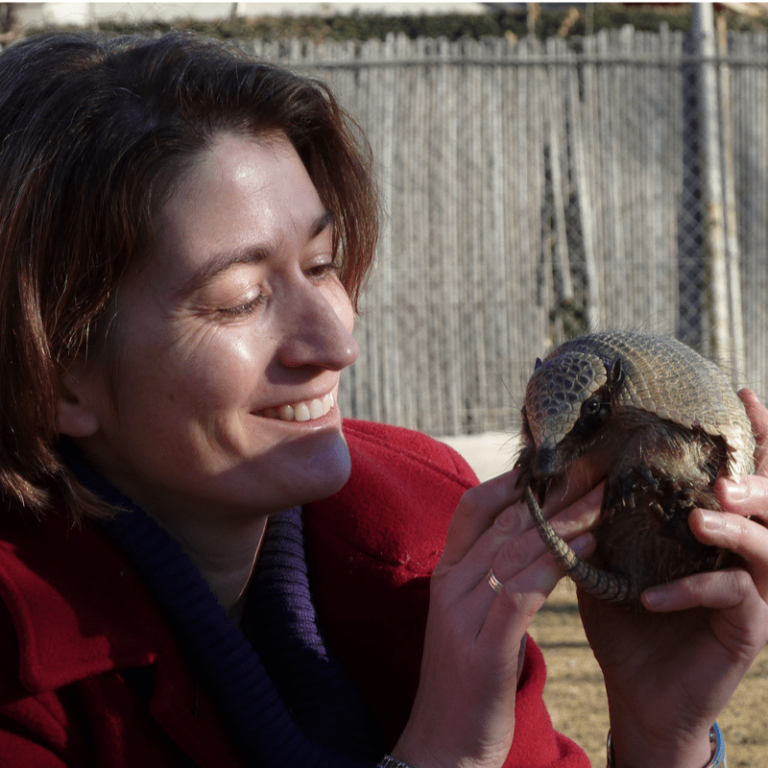 La veterinaria conservacionista Mariella Superina y su armadillo hada rosa