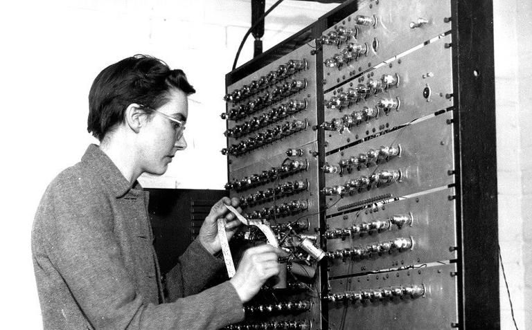Kathleen Booth, la matemática pionera en programación que creó el primer lenguaje ensamblador