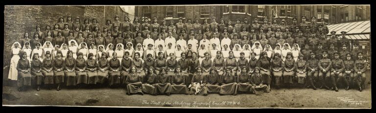 Staff_of_the_Endell_Street_Military_Hospital,_August_1916_(39806589042)