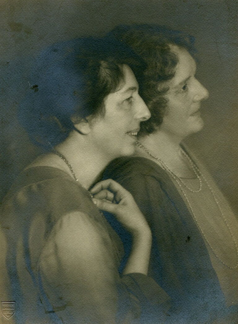 Gertrud_und_Margarete_Zuelzer_(um_1920)