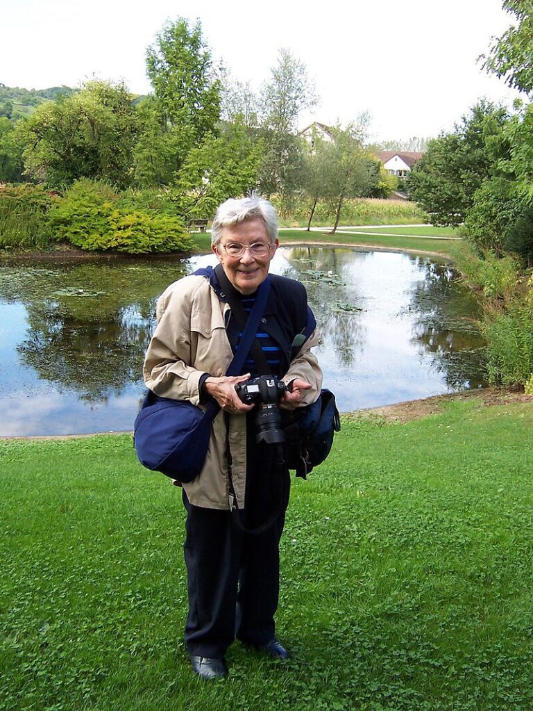 Marilyn_E._Jacox_with_her_camera