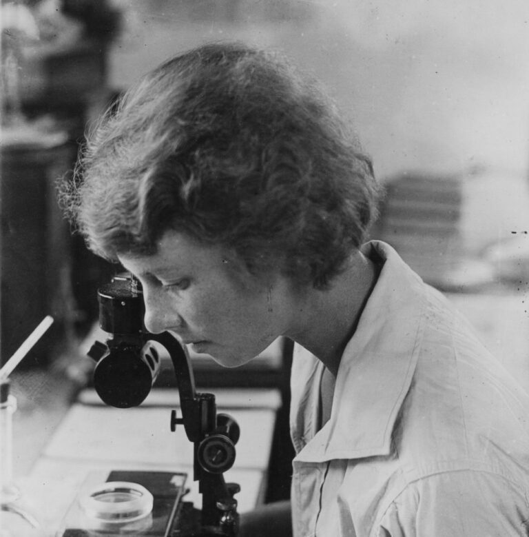 Gloria Hollister, zoóloga